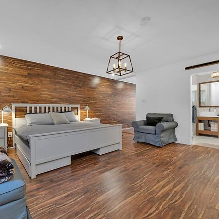 Amazing Fully Renovated Apartment On Queen St. Торонто Екстер'єр фото