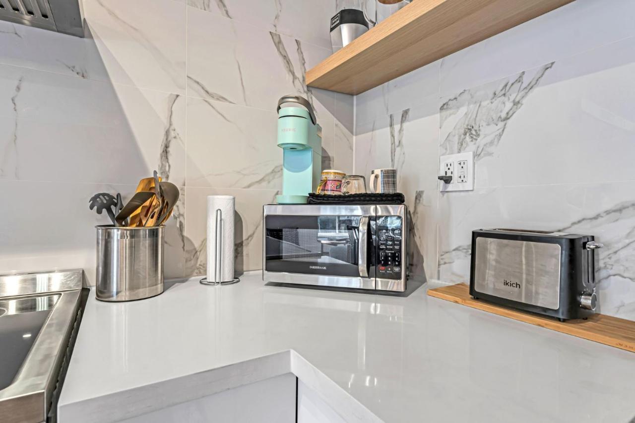 Amazing Fully Renovated Apartment On Queen St. Торонто Екстер'єр фото