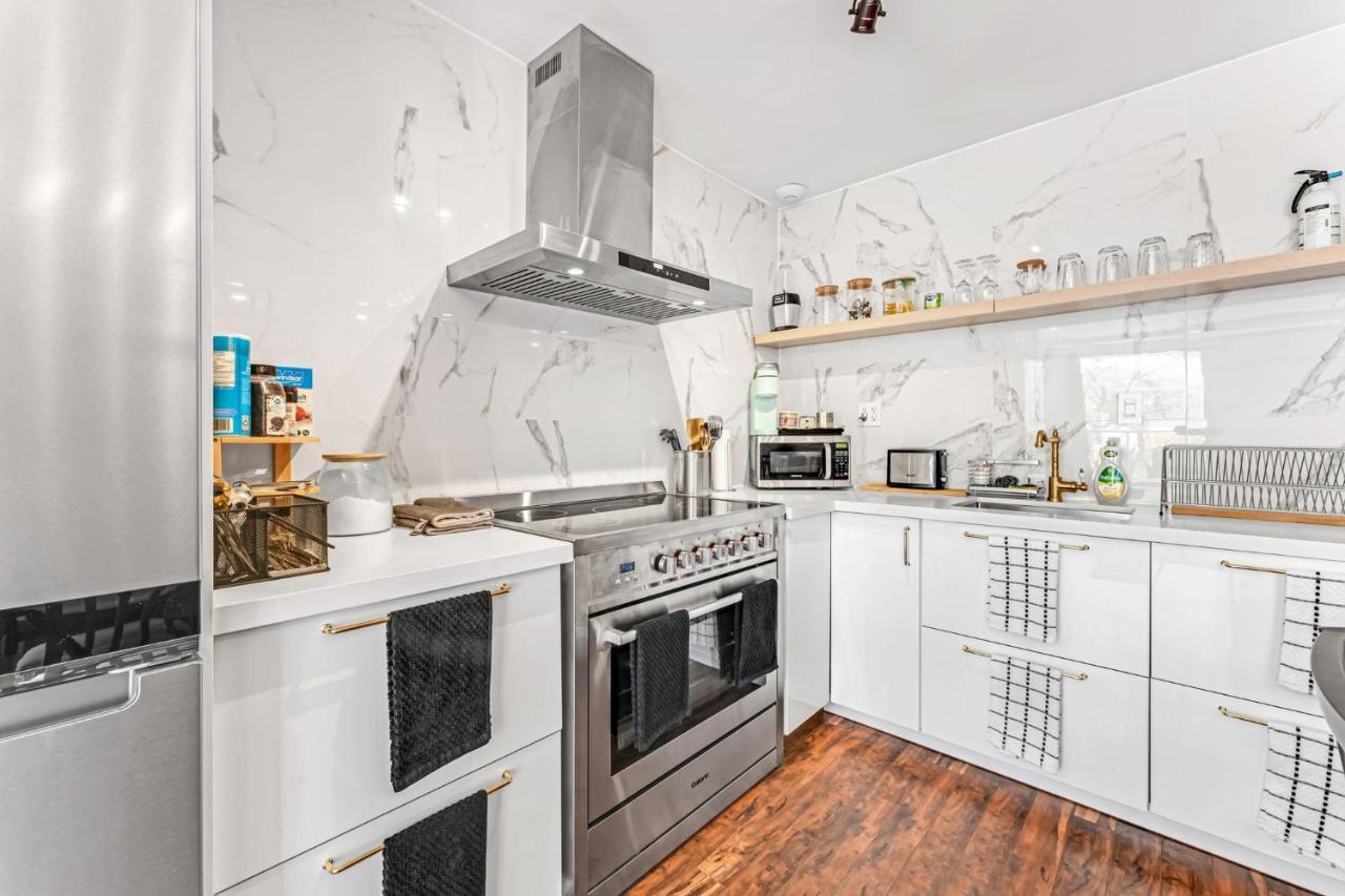 Amazing Fully Renovated Apartment On Queen St. Торонто Екстер'єр фото