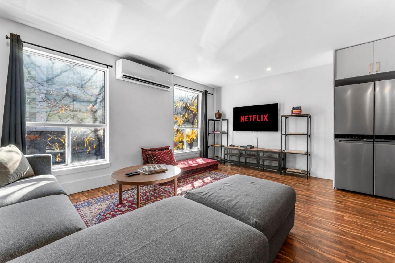 Amazing Fully Renovated Apartment On Queen St. Торонто Екстер'єр фото