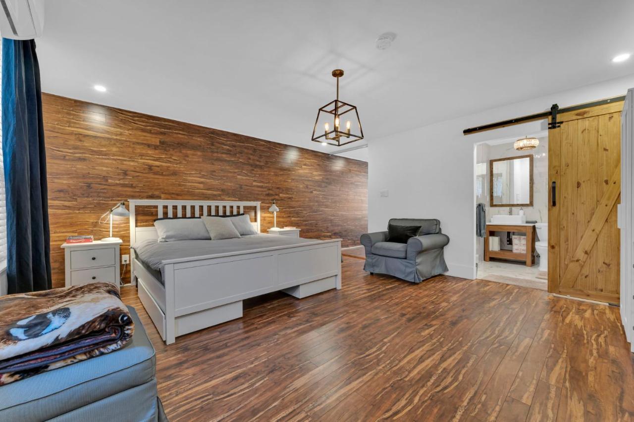 Amazing Fully Renovated Apartment On Queen St. Торонто Екстер'єр фото