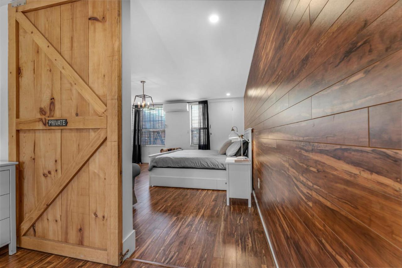 Amazing Fully Renovated Apartment On Queen St. Торонто Екстер'єр фото