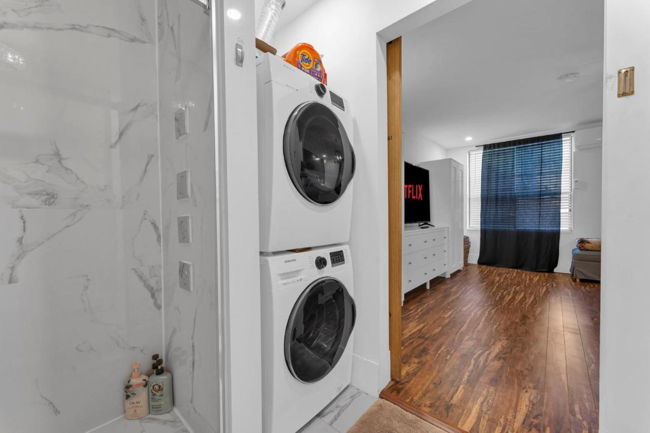Amazing Fully Renovated Apartment On Queen St. Торонто Екстер'єр фото